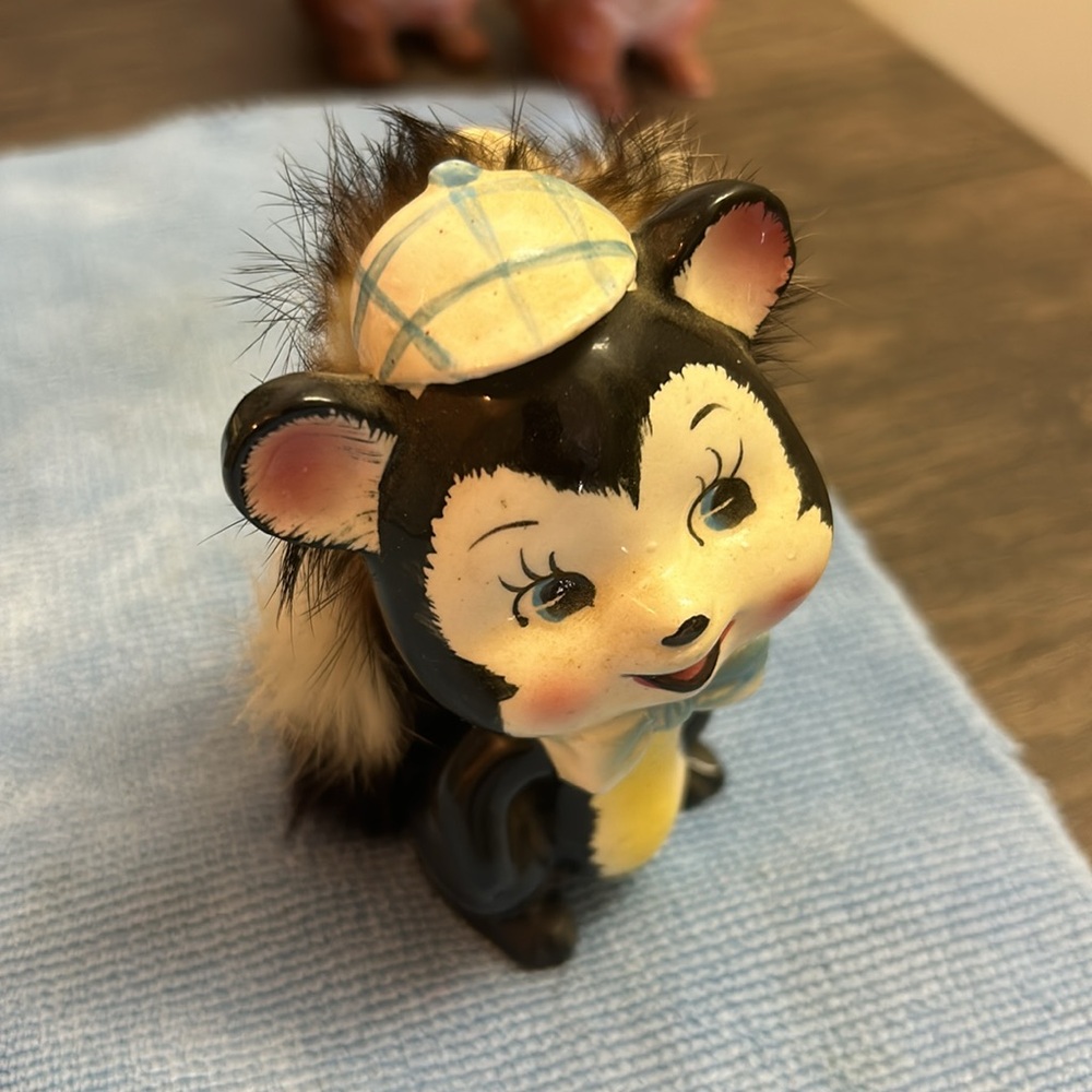 Adorable Vintage 1950s Porcelain Skunk - Picture 6 of 7